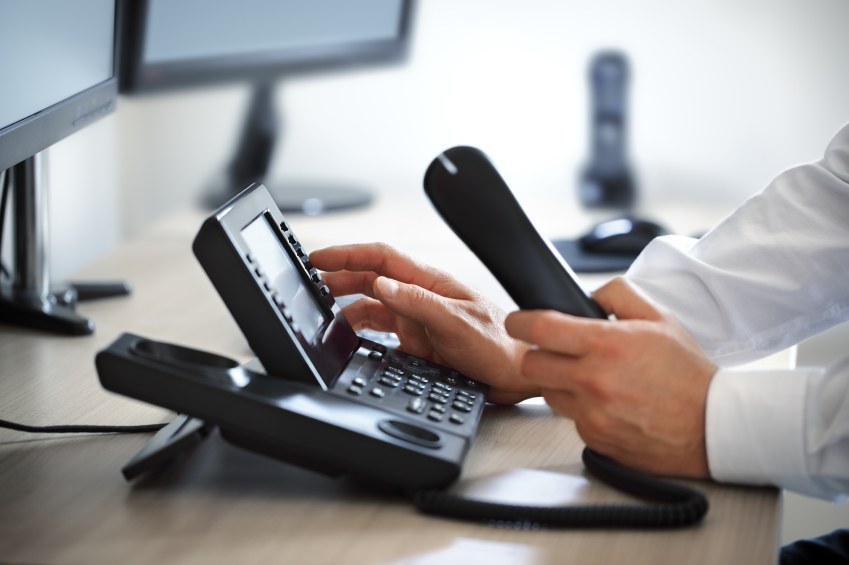 Image: Recurrir al teléfono VoIP es una alternativa para reducir costos